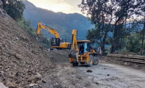 मुग्लिन बजारनजिकै पहिरो खस्दा सडक एकतर्फी अवरुद्ध